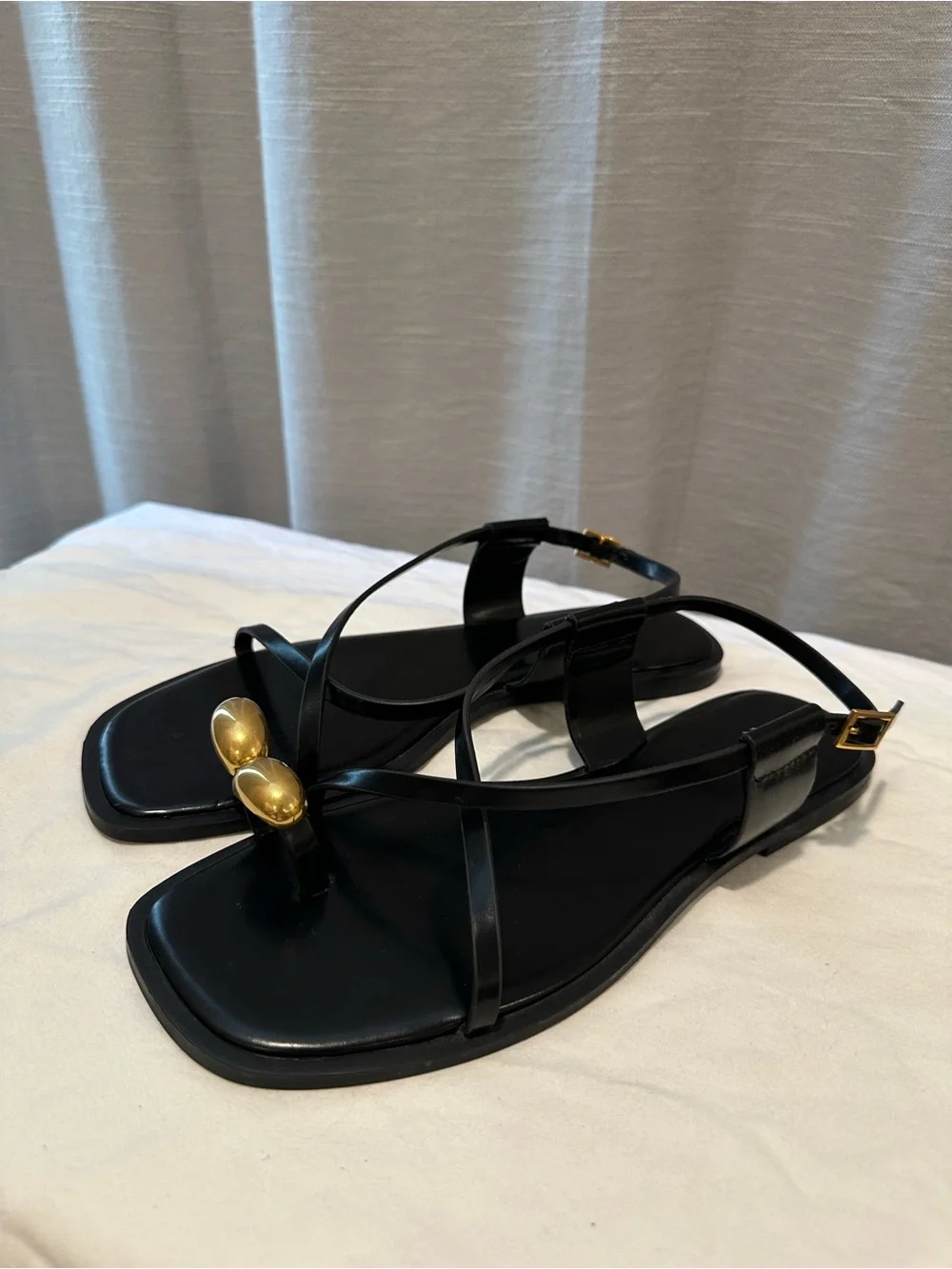 Zara Flat Strappy Sandals with Metal Embellishment Black Gold Toe-Ring Accent - Picture 4 of 4